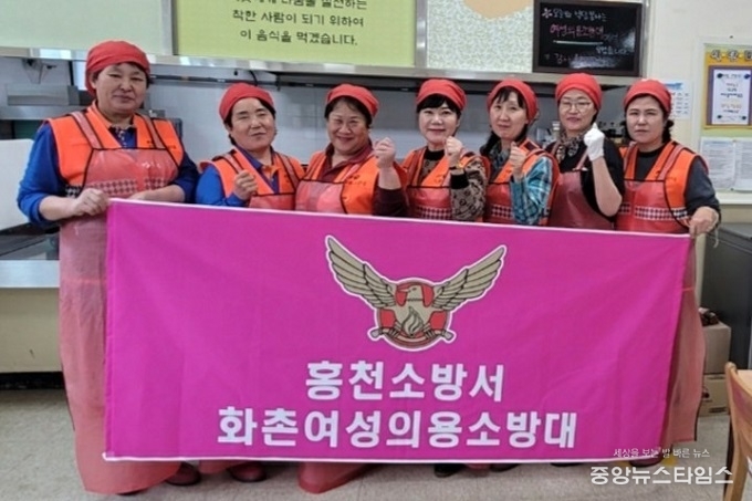 홍천군 복지시설 음식조리 및 배식 봉사활동을 하고있는 화촌면여성의용소방대 김선희 대장(맨 좌측)과 서무반장(좌에서 세번째) 및 박홍숙/사진=홍천소방서