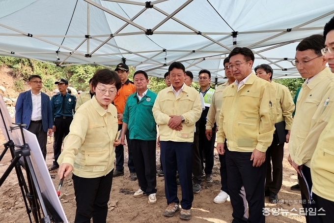 윤호중 행정안전부 장관이 1일 오후 집중호우로 큰 피해를 입은 가평군을 찾아 호우 피해 상황과 복구 현장을 긴급 점검하고 있다. (사진=가평군 제공)