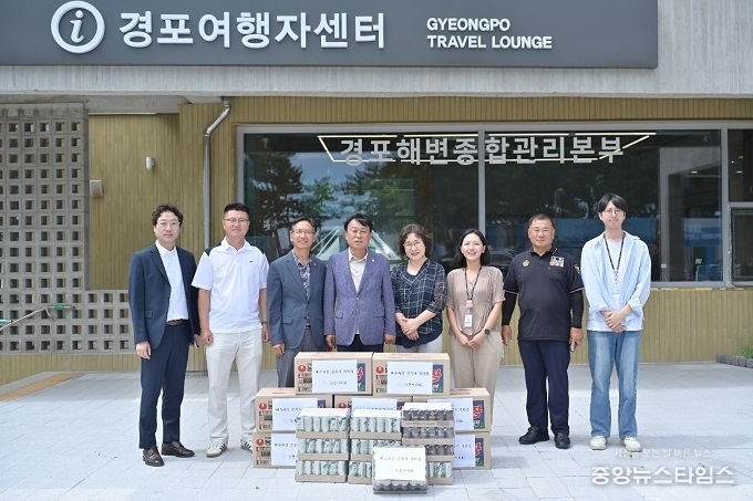 강릉시의회가 4일 경포여행자센터 방문해 안전한 피서지 관리에 노력하고 있는 근무자들의 노고를 격려했다.(강릉시의회 제공)
