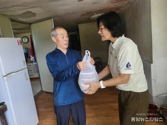 주임록 광주시의원이 중복을 맞아 음식 조리해 저소득 독거 어르신 가정에 직접 찾아가는 배달하고 있다.(광주시 평강호스피스 제공)