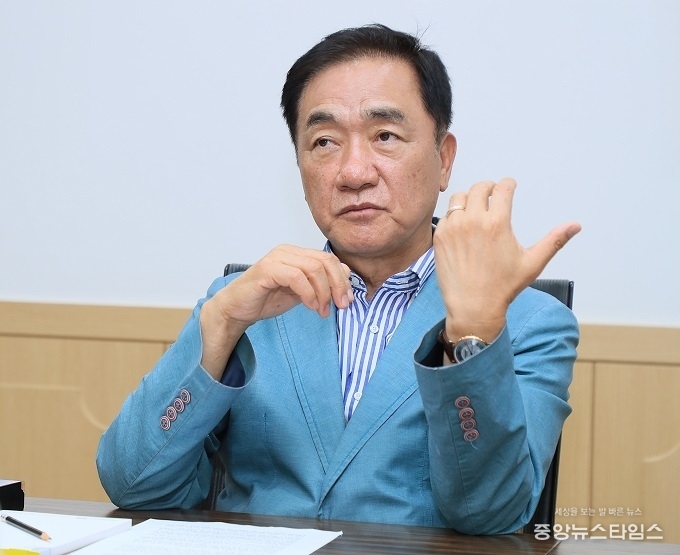 정장선 평택시장은 지난 12일 평택시청솔언론인협회와 간담회에서 평택시 3개 시군이 통합된 지 30년 되는 해다. 확실히 변화된 평택시의 위상을 이어갔다.(사진제공=평택시)