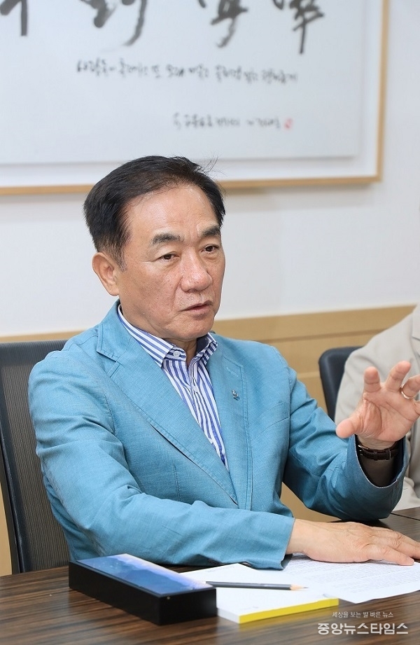 정장선 평택시장은 지난 12일 평택시청솔언론인협회와 간담회에서 평택시 3개 시군이 통합된 지 30년 되는 해다. 확실히 변화된 평택시의 위상을 이어갔다.(사진제공=평택시)