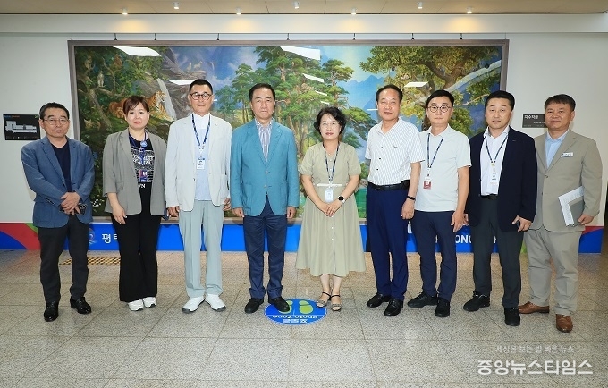정장선 시장(우측 다섯번째)이 평택시청솔언론인협회 회원들과 간담회를 마친후 기념촬영을 하고 있다. 우측 첫번째 박대장 소통홍보관.(사진제공=평택시)