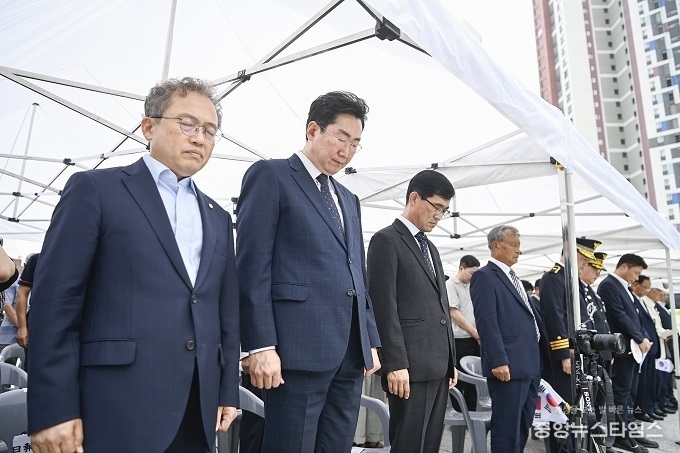 원강수 원주시장이 15일 제80주년 광복절 기념식에서 묵념을 하고 있다. (원주시 제공)