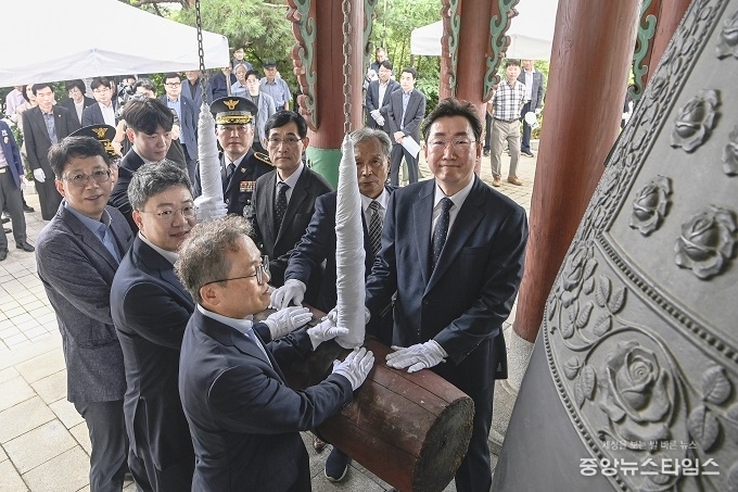 원강수 원주시장이 제80주년 광복절 기념 타종식을 하고 있다.(원주시 제공)