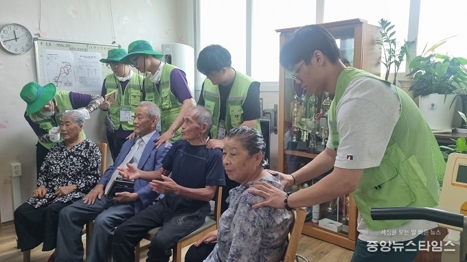 현방2리 마을회관에서 미용 봉사를 진행하는 대학생들.(사진=경기도새마을회)
