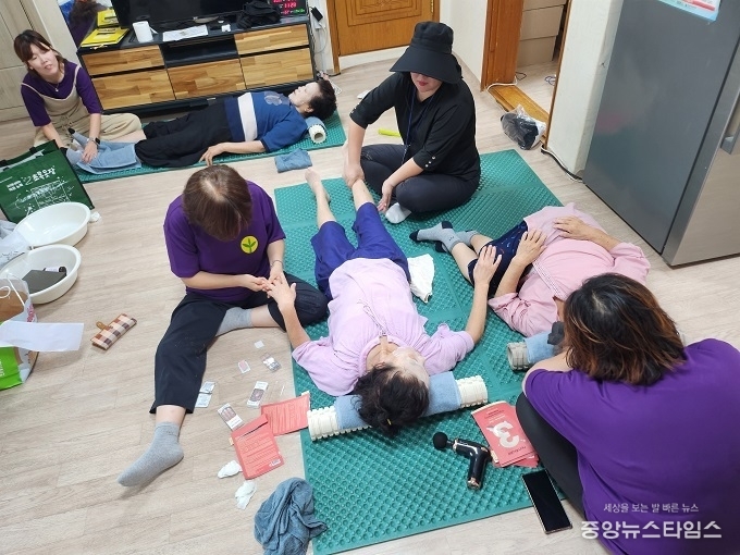 백우리 마을회관에서 어르신과 함께하는 청년새마을연합회 회원들.(사진=경기도새마을회)