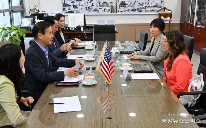 황효진 글로벌도시정무부시장이 19일 시청 접겹실에서 알래스카주 상무·지역사회·경제개발부 줄리 샌디(Julie Sande) 장관을 접견하고 상호 협력방안 등을 논의하고 있다.(인천시 제공)