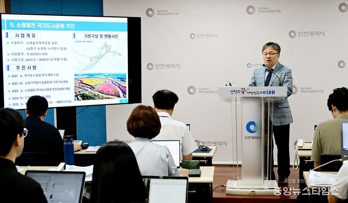 장두홍 도시균형국장이 23일 시청 브리핑룸에서 도시균형국 소관 현안과 관련해 기자브리핑을 하고 있다.(인천시 제공)