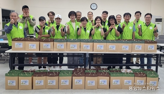 기흥구 영덕1동은 마을쟁이가 취약 계층을 위해 의료키트를 기탁했다.(용인시 제공)