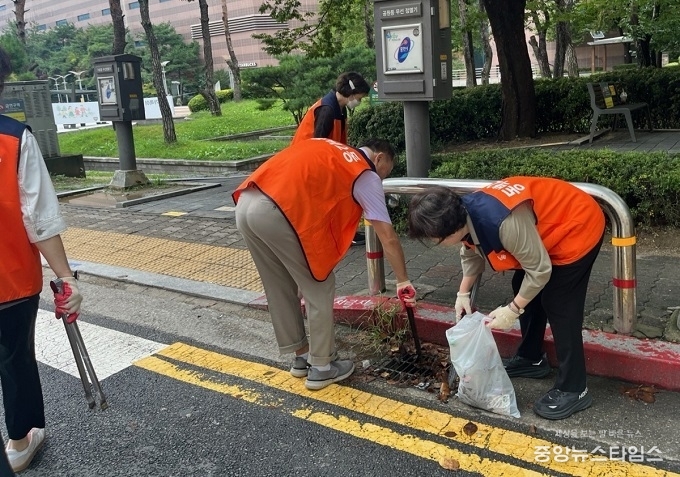 기흥구 동백2동은 주민과 함께 추석맞이 대청소를 실시했다.(용인시 제공)