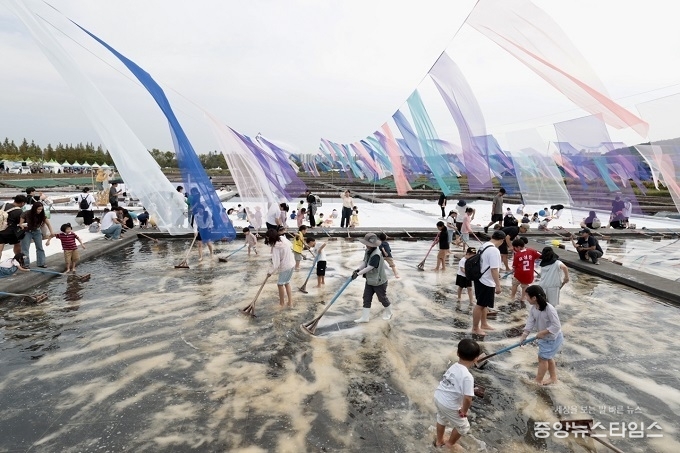 시흥갯골축제 염전체험 모습.(시흥시 제공)