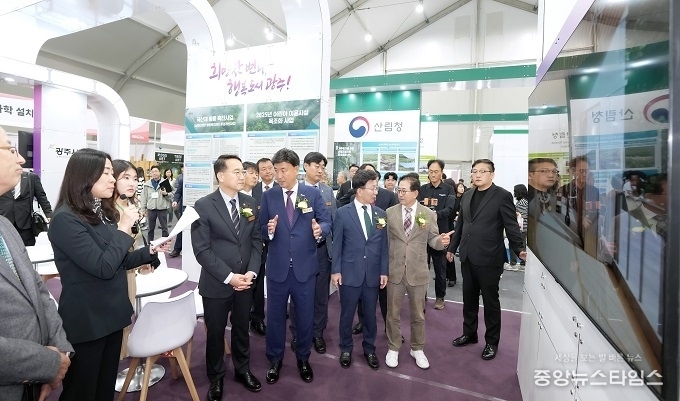 방세환 시장이 18일 광주시 곤지암도자공원에서 '2025 대한민국 신림박람회' 개막식에서 김인호 산림청장 등에 박람회에 대해 설명하고 있다.(광주시 제공)