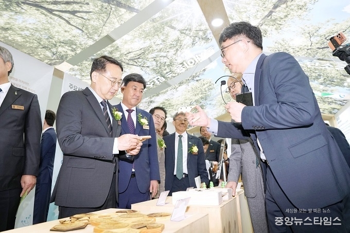 방세환 시장 등 참석자들이 18일 광주시 곤지암도자공원에서 '2025 대한민국 신림박람회'를 살펴보고 있다.(광주시 제공)