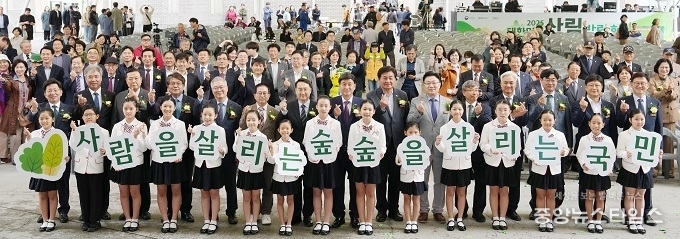 방세환 시장 등 참석자들이 18일 광주시 곤지암도자공원에서 '2025 대한민국 신림박람회' 개막식을 개최한 후 기념촬영을 하고 있다.(광주시 제공)