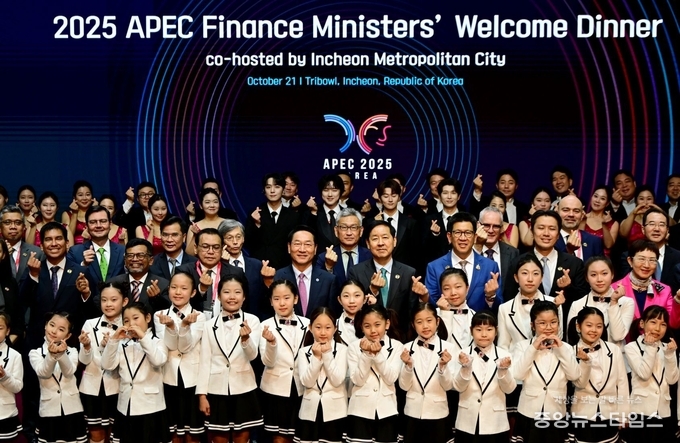 유정복 인천시장이 21일 연수구 트라이보울에서 열린 'APEC 재무장관회의 만찬 공연'을 마친 뒤 기념촬영을 하고 있다.(인천시 제공)