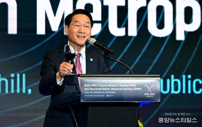 유정복 인천시장이 21일 경원재에서 열린 'APEC 재무장관회의 만찬'에서 건배사를 하고 있다.(인천시 제공)