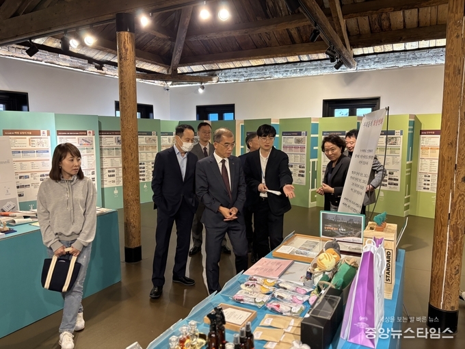 iH 류윤기 사장이 근대건축문화자산 재생사업 2호 ‘백년이음’에 방문해 전시 현장을 둘러보고 있다.(사진=인천도시공사)