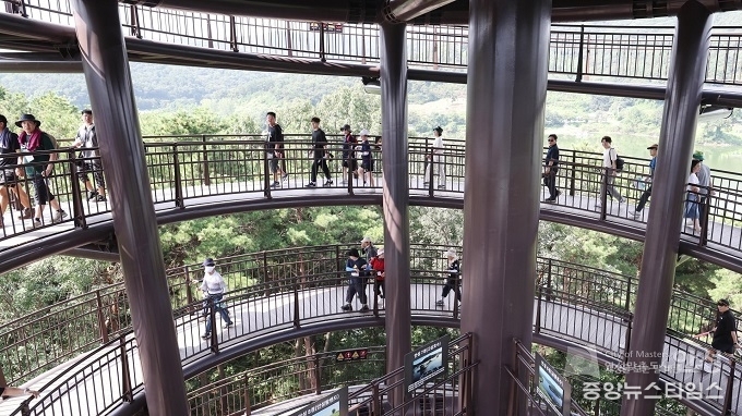 금광호수 하늘전망대 방문객.(안성시 제공)