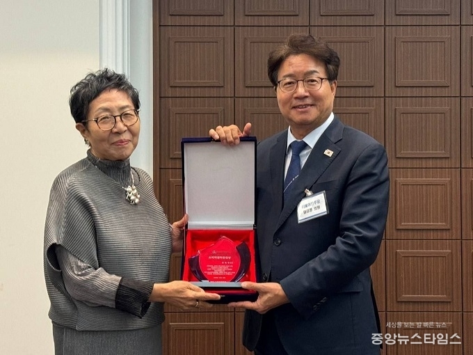 염태영 국회의원(오른쪽)이 소비자 권익 증진상 수상 기념촬영을 하고 있다. (사진 = 염태영의원실)