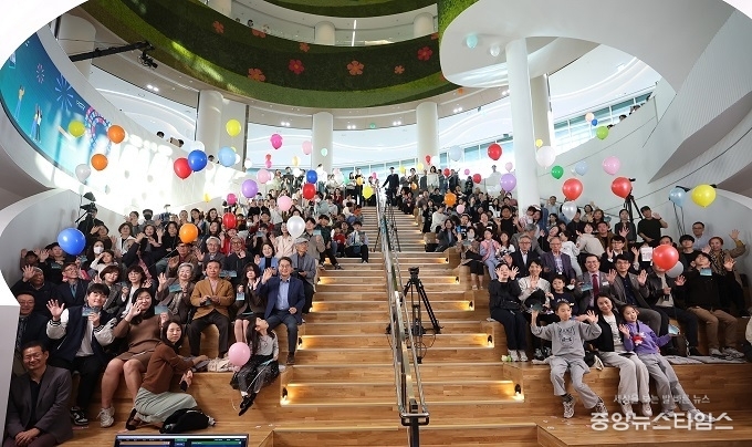 25일 오후 경기도서관에서 열린 '경기도서관 첫 페이지를 열다' 행사에서 김동연 경기도지사, 외국대사, 경기도의회 의원, 도서관계자, 출판계, 지역서점 및 경기도민 등이 개관 퍼포먼스 및 기념촬영을 하고있다.(사진=경기도 제공)