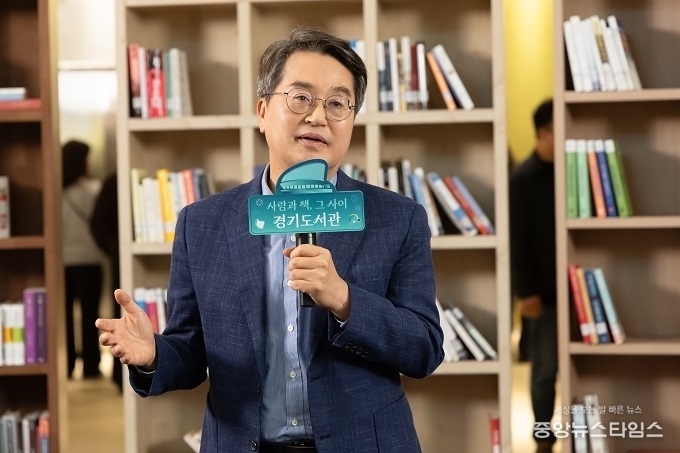 25일 오후 경기도서관에서 열린 '경기도서관 첫 페이지를 열다' 행사에서 김동연 경기도지사가 키워드 토크에 참여하고 있다.(사진=경기도 제공)