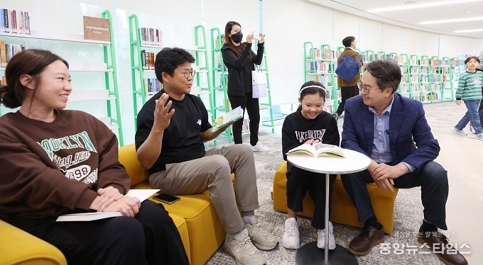 25일 오후 경기도서관에서 열린 '경기도서관 첫 페이지를 열다' 행사에서 김동연 경기도지사가 경기도서관을 방문한 도민들과 이야기를 나누고 있다.(사진=경기도 제공)