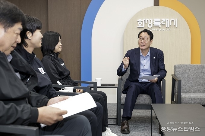 정명근 화성특례시장이 화성시 김은총 선수와 박선옥 선수를 격려하고 있다.(장애인 종목단체 소속 청각장애인 국가대표 선수.(화성특례시 제공)