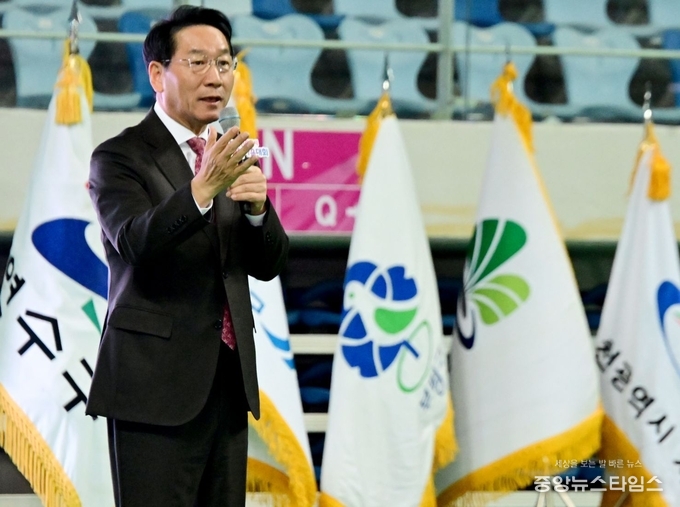 유정복 인천시장이 29일 남동체육관에서 열린 '2025년 인천시 이ㆍ통장연합회 소양교육 및 제8회 한마음대회'에서 강연을 하고 있다.(인천시 제공)