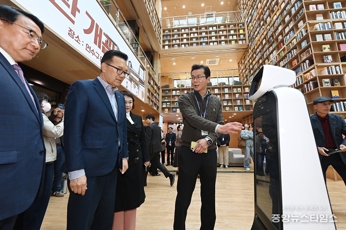 이재호 연수구청장이 송도국제도서관 내 시설을 둘러보고 있다.(연수구 제공)