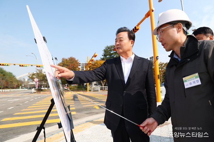 김성제 시장이 송부로 연결도로 임시 개통 현장을 찾아 한국토지주택공사관계자로 부터 브리핑을 청취하고 도로 현장을 점검하고있다.(사진=의왕시)