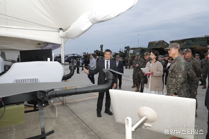 25년 Army TIGER 드론봇 페스티벌에서 전시된 장비들을 관람하는 모습.(사진=육군 지작사)