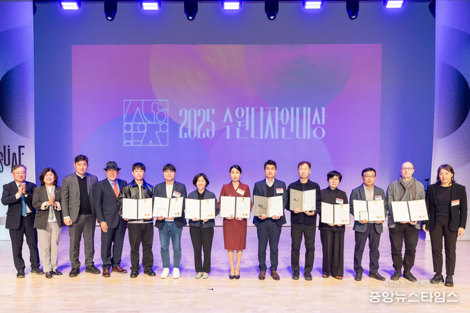 조미옥 수원특례시의원이 31일 정조테마공연장에서 열린 ‘2025 수원도시건축문화제’ 토크콘서트·수원디자인대상 시상식에 참석해 관계자 및 시민들과 소통했다.(사진=조미옥 의원)