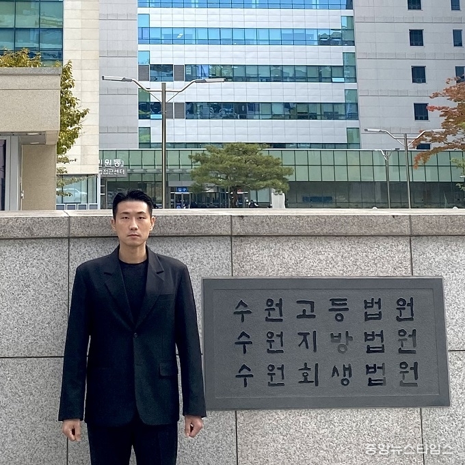 군포시의회 박상현 의원 수원지방법원 앞에서 촬영 모습.(사진=박상현 의원)