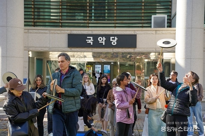 외국인 광광객들의 전통 놀이 체험.(사진=경기아트센터)