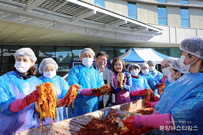 김미경 의원(왼쪽 다섯번째)이 팔색조봉사단, 한마음 봉사대와 함께 김장 나눔 봉사를 하고 있다.(사진=김미경 의원)