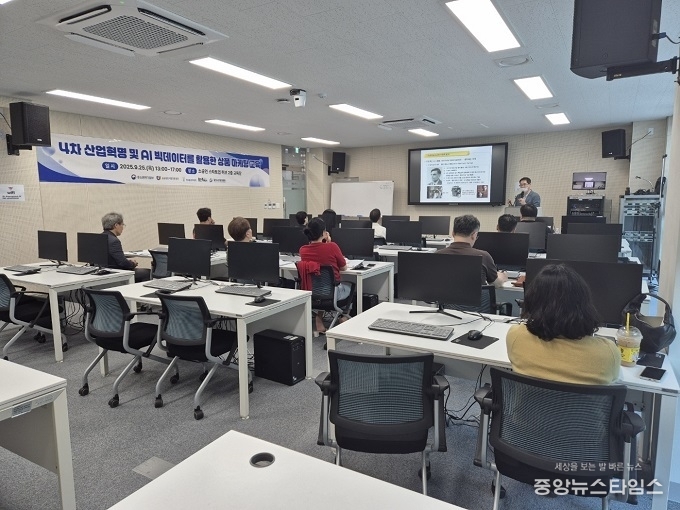 소공인들이 4차 산업혁명 및 AI빅데이터 활용한 상품 마케팅 교육을 받고 있다.(사진=용인시산업진흥원)