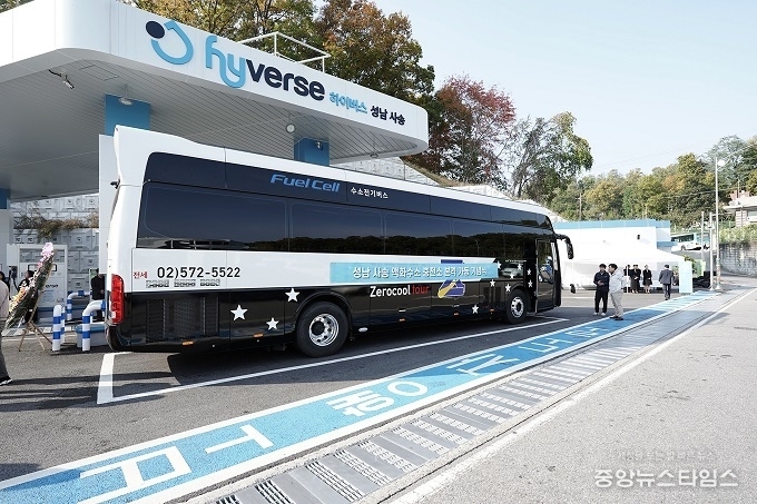 기후에너지과-성남시 수정구 사송동 공영차고지에 있는 수소 충전소 이용 중인 수소버스.(사잔=성남시)