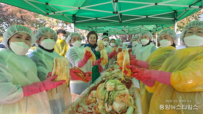 김미경 의원이 수원여성나눔회와 함께 사랑의 김장 나눔 봉사를 하고 있다.(사진=김미경 의원)