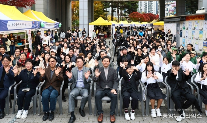8일 수지구청에서 이상일 시장이 수지청소년축제 참석자들과 기념 사진을 촬영하고 있다.(용인시 제공)