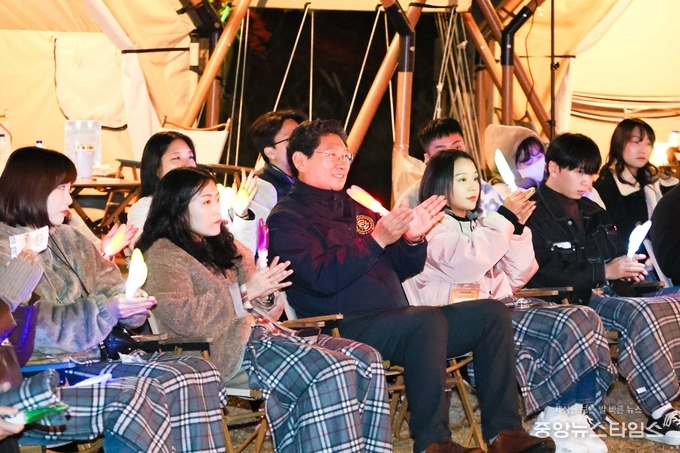 8일 이상일 시장이 도전 크루 글램핑 참가자들과 버스킹 공연을 보고 있다.(용인시 제공)
