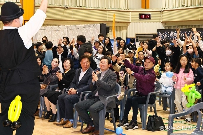 8일 처인성어울림센터에서 이상일 시장이 시민들과 풍선 아트 공연을 관람하고 있다.(용인시 제공)