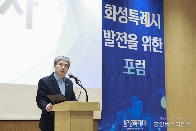 정구언 화성특례시 제1부시장이 화성특례시 발전을 위한 포럼에서 인사말씀을 하고 있다.(화성시 제공)