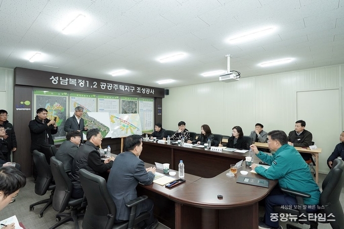 신상진 성남시장이 10일 복정1지구 조성사업 현장을 방문해 A1~A3블록 입주 대비 상황과 복정1지구 조성공사 전반을 점검하고 있다.(사진=성남시)