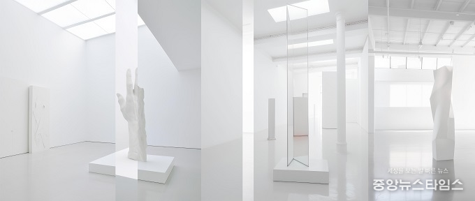 다비드 파티, '기계는 유령을 필요로한다: 화이트 큐브 콜라주(The Machine Seems to Need a Ghost: White Cube Collage)' 2023-25, 시트지 가벽, 가변설치.
