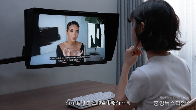 심플 누들 아트 & 샨보이 첸, '프롬프트: 듀프 아트(Prompt: Dupe Arts)' 2024, 혼합 매체, 영상 2점(각 6분 39초, 3분 6초), 회화 2점(각 148.7×151.4cm, 118×78cm).