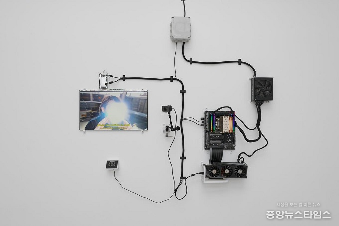 프랑수와 벨라바스, '합성된 뿌리 – 프로토마톤(Synthetic Roots - Protomaton)' 2024, 설치, 해체한 컴퓨터, 스크린, 혼합재료, 가변설치.