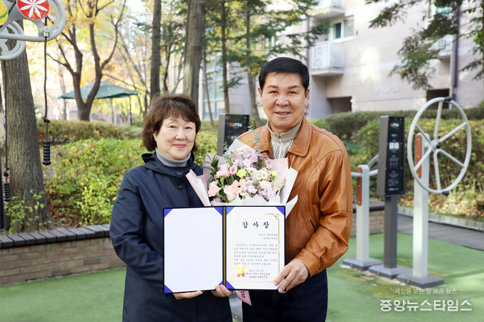 유재광 수원특례시의원이 12일 서수원자이아파트 입주민 일동으로부터 감사장을 받았다.(사진=유재광 의원)