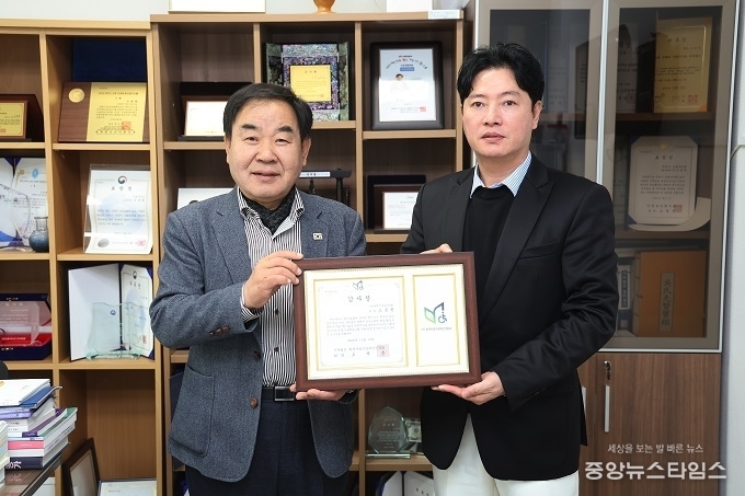 오용환 남동구의회 의원이 12일 사단법인 환경지킴이장애인연합회(회장 오석훈)로부터 환경 보호와 장애인 권익증진에 기여한 공로로 감사장을 받았다.(사진=오용환 의원)