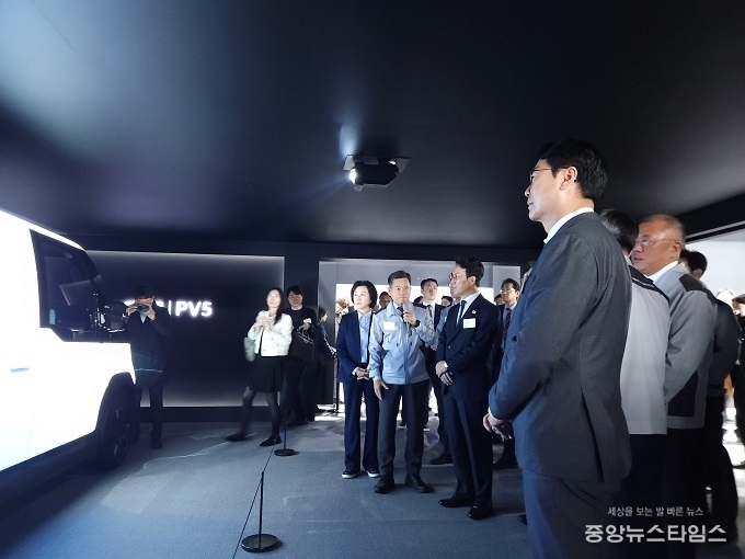 정명근 화성특례시장이 기아 오토랜드 화성에서 시타 PV5에 대한 설명을 듣고 있다.(화성시 제공)